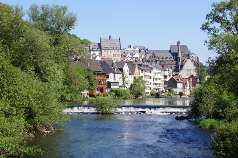 Marburg besuchen / Blick über das Wehr in Marburg