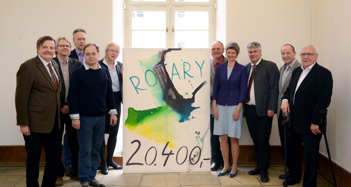Gruppenbild der Spendenübergabe des Rotary Club mit Präsidentin der Uni Marburg Prof. Dr. Katharina Krause
