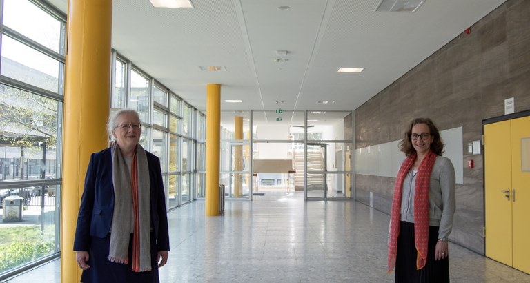 Das Foto zeigt Prof. Dr. Katharina Krause und Prof. Dr. Evelyn Korn im Hörsaalgebäude anlässlich des Corona-Notfonds