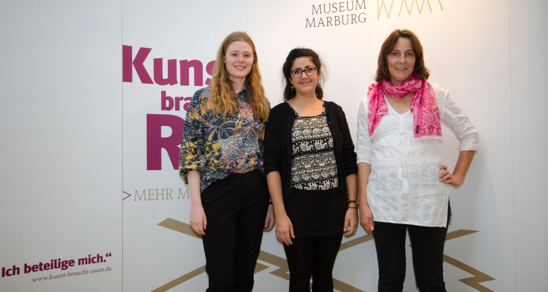 Ehrenamtliche der Kampagne "Kunst braucht Raum" mit Referentin Fundraising und Alumni-Service Iris Rubinich