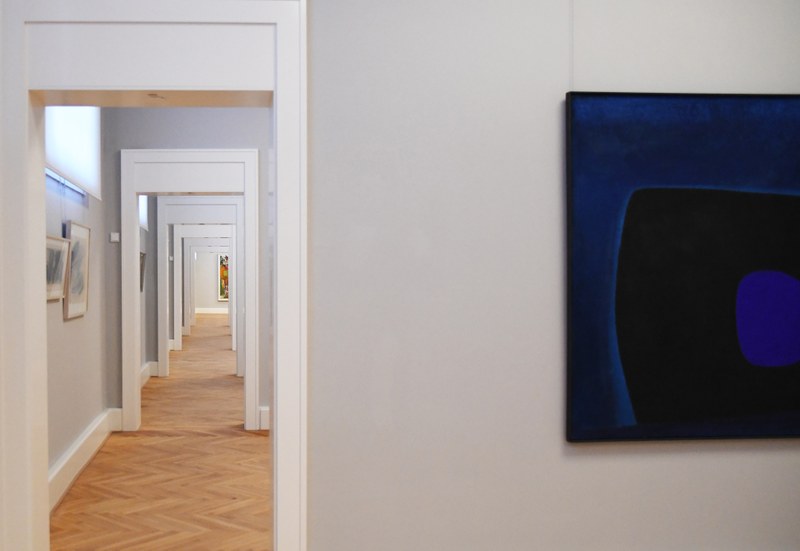 Blick in die neuen Räume des Kunstmuseums Marburg; rechts im Bild ein Ausschnitt des Gemäldes "E 240a" (1955, Eitempera auf Leinwand; 145x130cm) von Rupprecht Geiger (© VG Bildkunst).