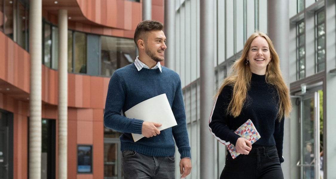 Studierende im Atrium der UB