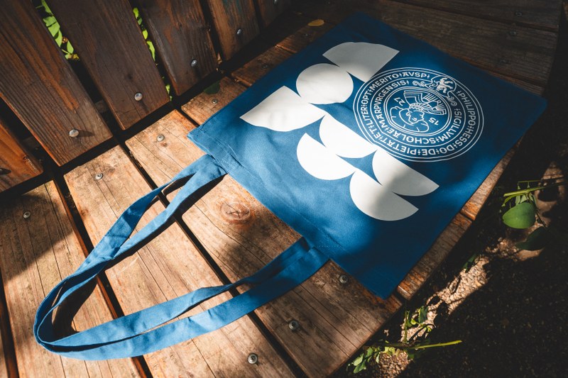 blaue Baumwolltasche mit dem Siegel der Universität Marburg