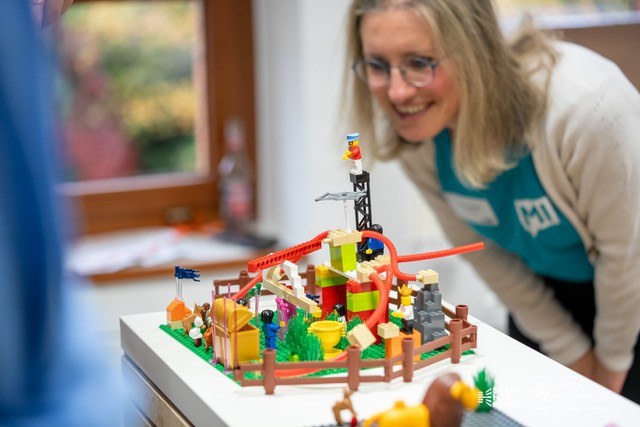 Teilnehmerin mit Modell in einem LEGO® SERIOUS PLAY®-Workshop