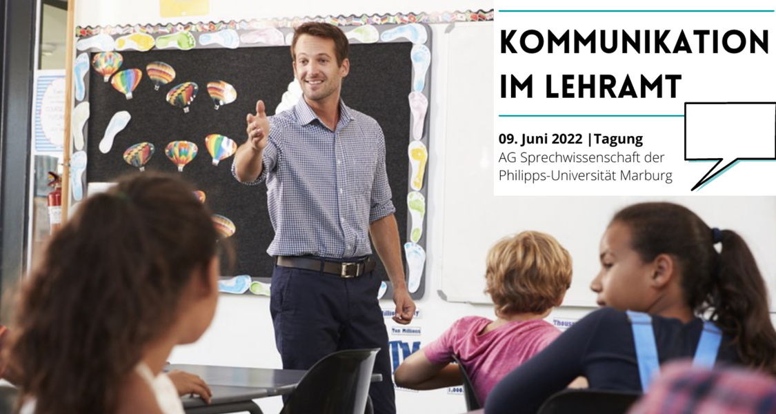 Das Bild zeigt einen Lehrer vor seiner Klasse. In der rechten Ecke ist zudem das Logo der Tagung "Kommunikation im Lehramt" am 09. Juni der AG Sprechwissenschaften zu sehen.