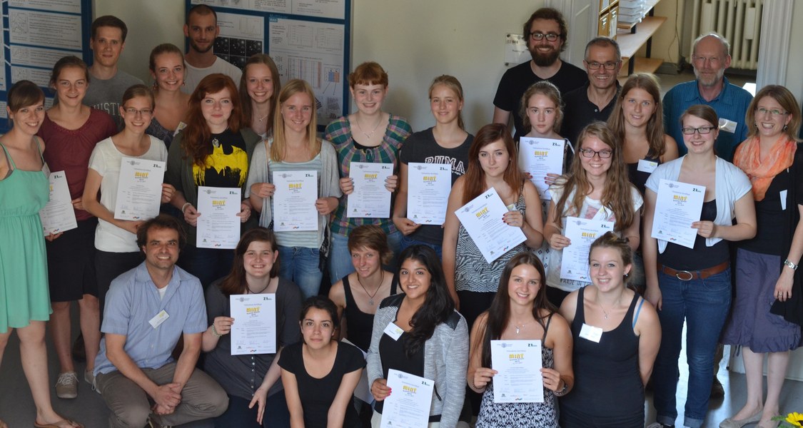 Gruppenfoto der Teilnehmerinnen mit Zertifikaten in den Händen.