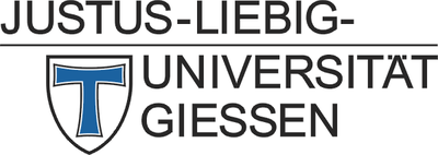 Das Logo der Justus-Liebig-Universität Giessen. In der ersten Zeile steht in schwarzen Großbuchstaben Justus-Liebig-. Darunter befindet sich ein Wappen mit einem großen blauen T. Rechts neben dem Wappen vervollständigen die Worte Universität und Gießen in schwarzen Großbuchstaben untereinander den Namen der Universität.