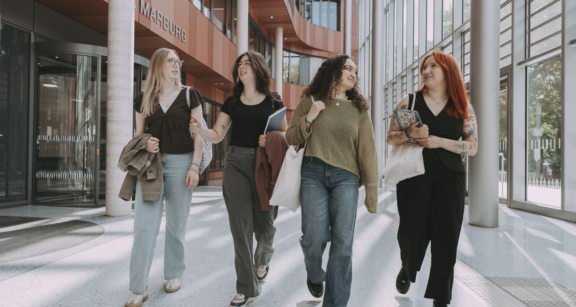 Studierende in der UB gehend