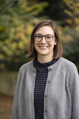 Das Bild zeigt Lena Jur, eine braunhaarige weiße Frau mit Brille.