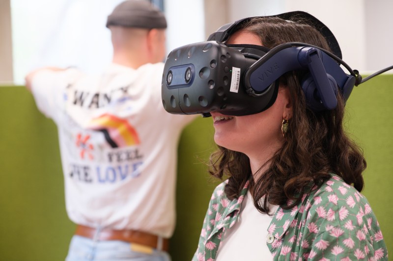 Studierende mit VR-Brille