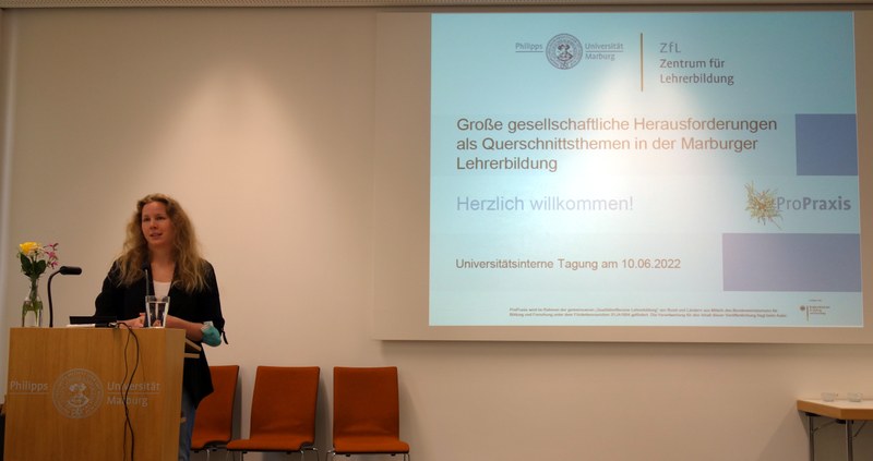 Johanna Brüggemann eröffnet für die AG Querschnittsthemen die Tagung