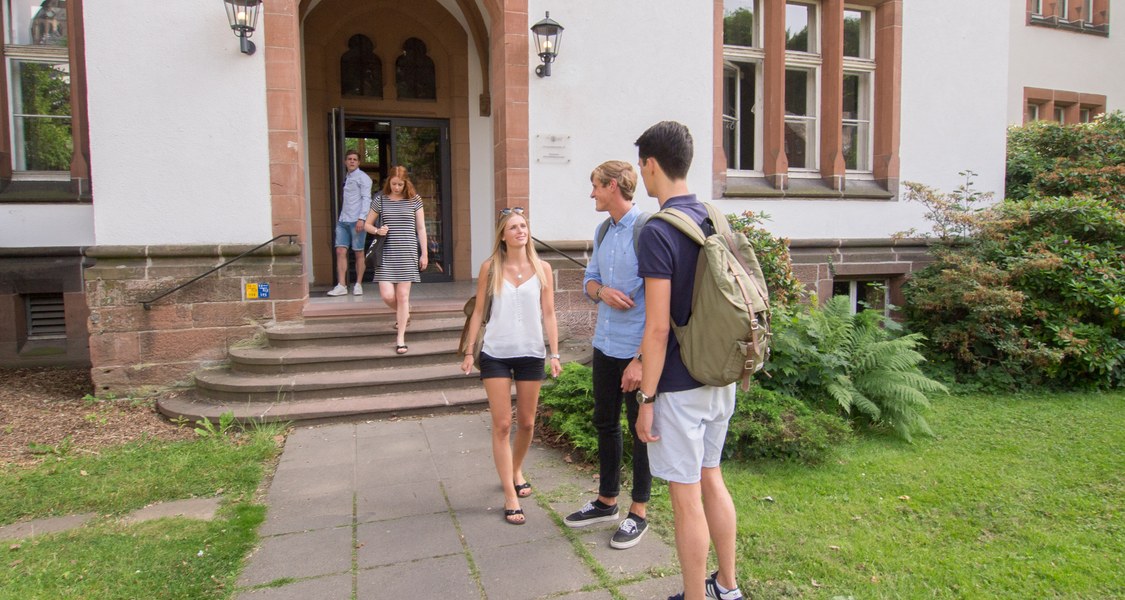 Studierende am Eingang Altes Amtsgericht