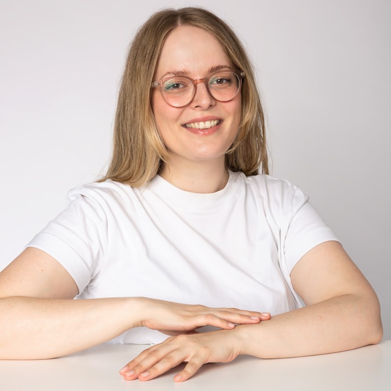 This is a picture of Leonie. She is blond and wearing a black t-shirt. She is looking friendly into the camera.