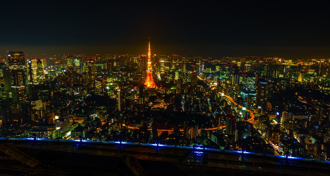 Parnorama of Tokyo at night.