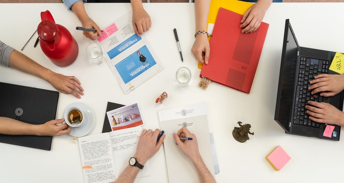 Tisch bei einer Besprechung von oben