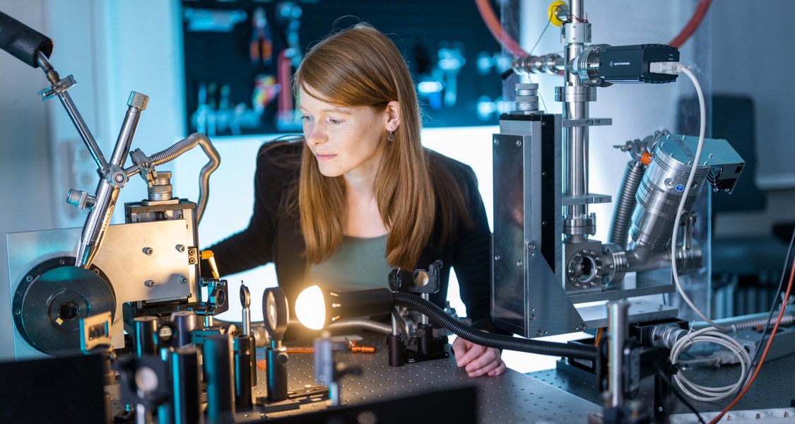 Foto shows Marina Gerhard adjusting the cryostat