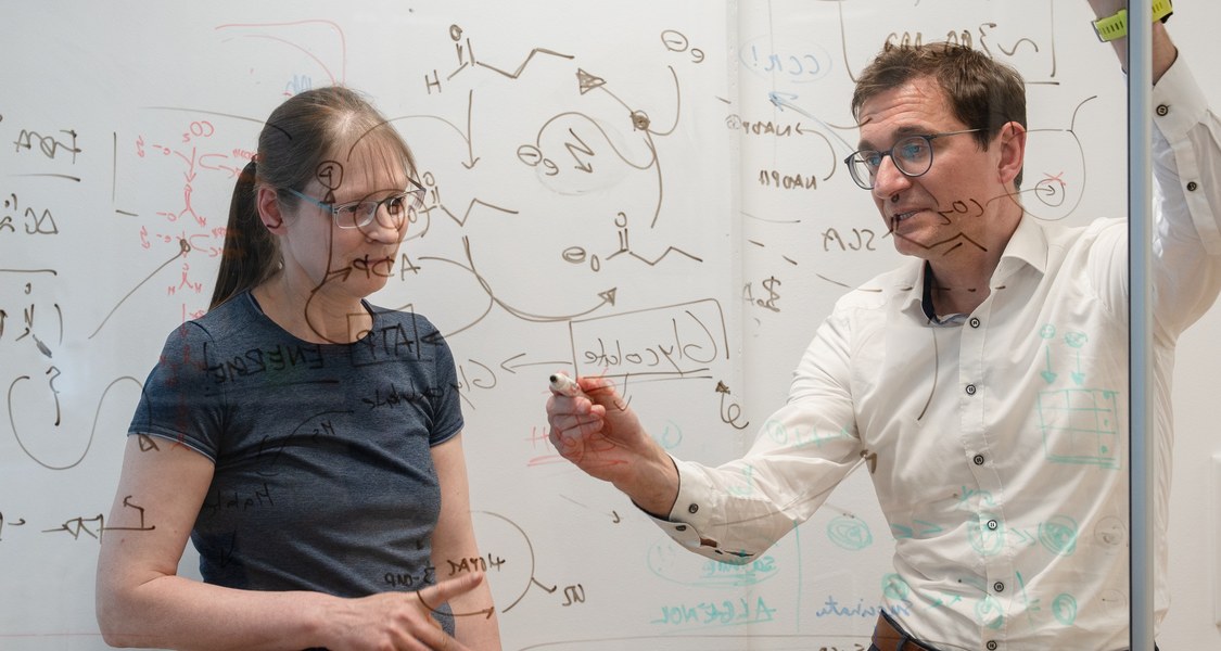 Anke Becker and Tobias Erb discussing