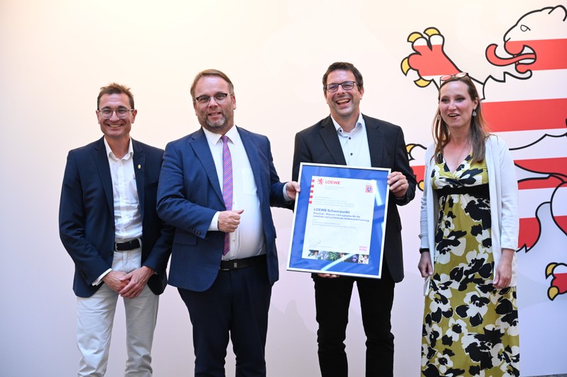 Urkundenübergabe des hessischen Wissenschaftsministers Timon Gremmels an Prof. Dr. Tobias Erb, Prof. Dr. Felix Willmund und Frau Dr. Glatt den Stellvertretern der Forschungsgruppe RobuCop der Universität Marburg
