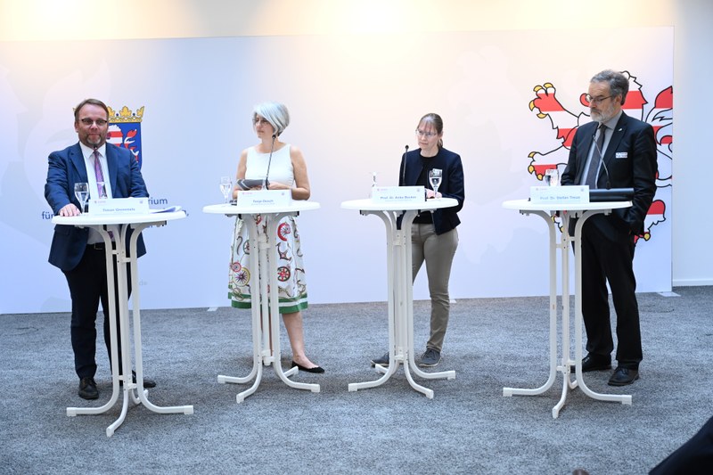 LOEWE Podiumsdiskussion mit Minister Timon Gremmels, Tanja Desch, Prof. Dr. Anke Becker und Prof. Dr. Stefan Treue