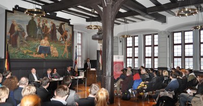 ICWC Director Professor Safferling welcoming the audience and the first panel – comprised of the host Professor Conze (ICWC, Marburg) and the guests Professor Weckel (Gießen), Judge Dr. Kaul (ICC, Den Haag) and Professor Kreß (Köln).