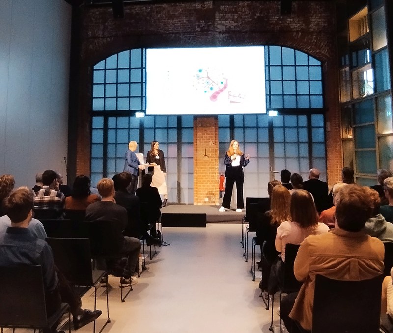 Dana Hockling is on stage at the ‘Innovative minds’ pitch contest in Marburg.