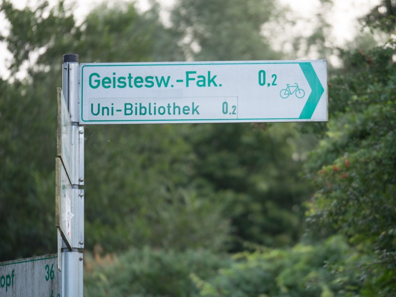 A signpost leading to the Faculty of Philosophy and the old University Library.