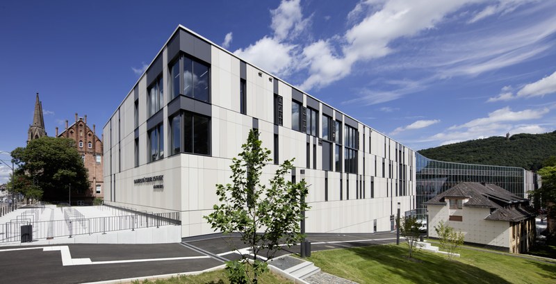 Exterior view of the new University Library from Pilgrimstein.