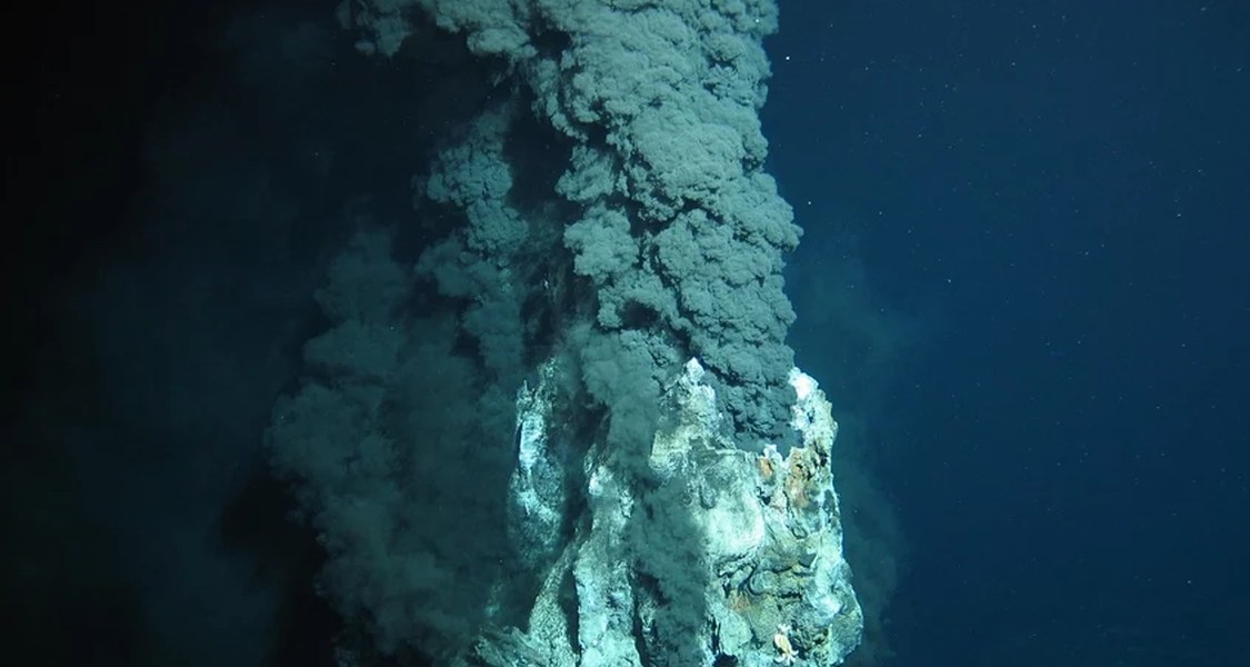 A "black smoker" on the ocean floor. Until now, research had assumed that a specific geological process called serpentinization is responsible for methane formation in the deep sea. Surprisingly, methane can also form at the ocean floor via the Fenton reaction - and not only there, but in all aqueous environments where organic sulfur or nitrogen compounds occur.