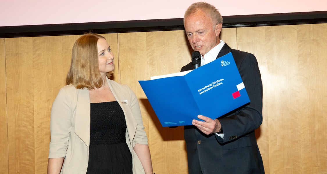 The picture shows Dr. Susanne Meinert receiving the publication award 2025 of the Else Kröner-Fresenius Foundation.