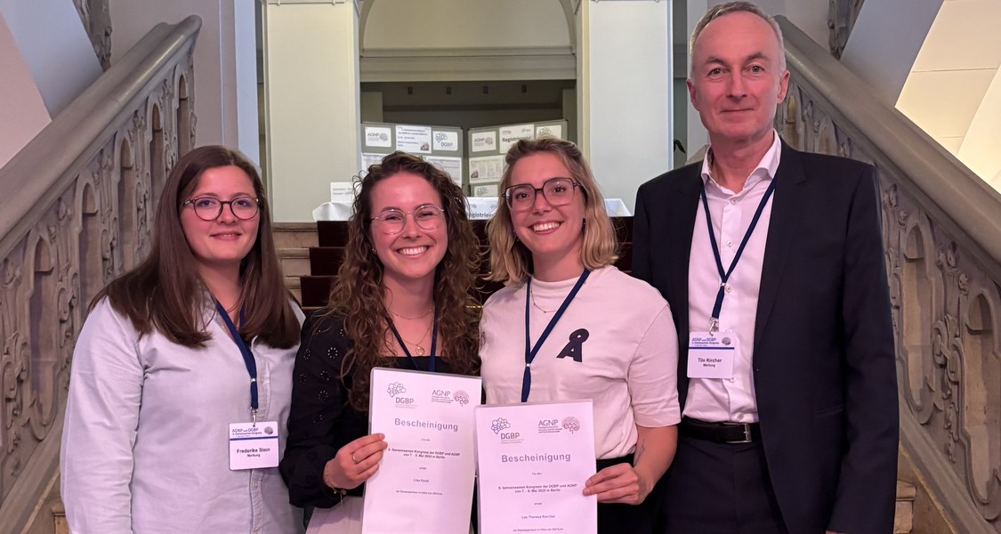 The picture shows the prize winners Dr. Frederike Stein, cand. med. Lisa Koob, and cand. med. Lea Kercher, together with Prof. Dr. Tilo Kircher (left to right).